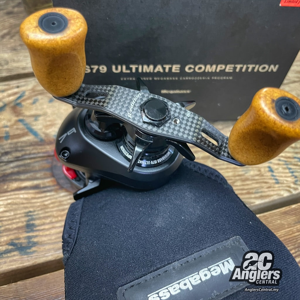 Megabass IS79 Ultimate Competition Right (USED, 9/10) complete box/pouch set