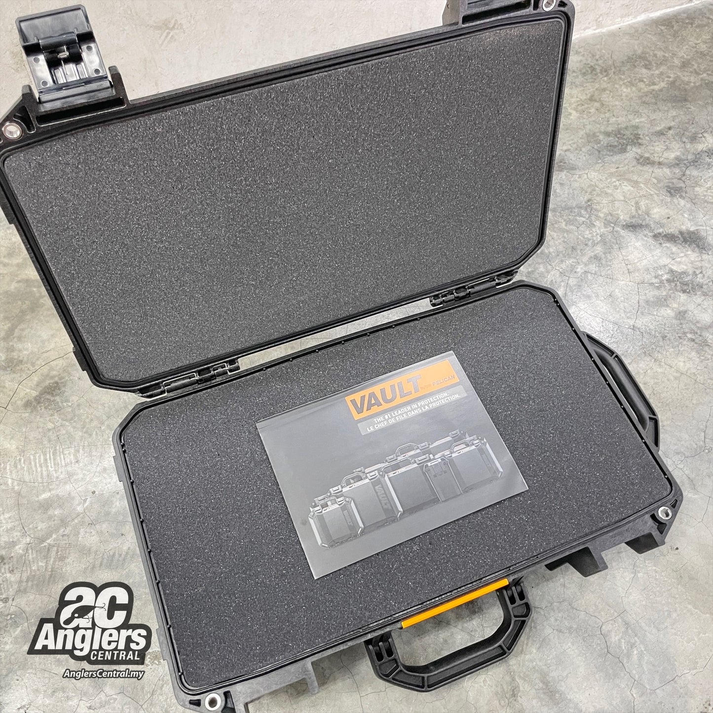 V525 Vault Rolling Case