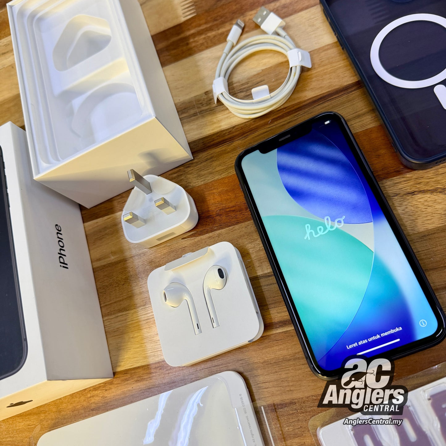 2019 iPhone 11 (128GB Black) (USED, 9/10) complete MY box set