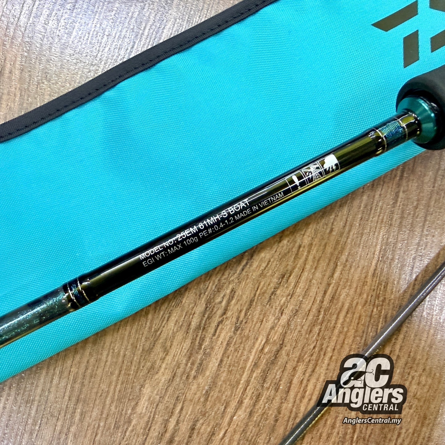 25 Emeraldas Boat 61MH-S Boat (USED, 9.5/10) with rod bag