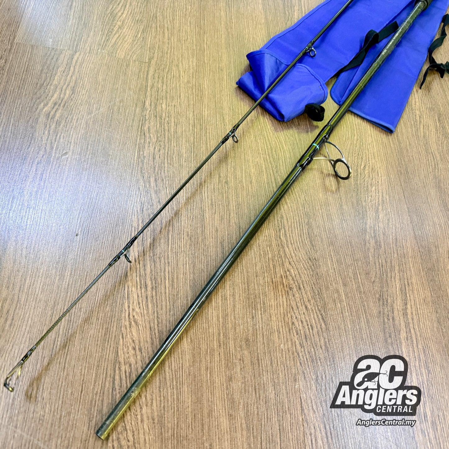 Aile Shocking Blue 11.0f Heavy Rock Shore Power 6 ASB110HRS (USED, 8/10) with rod bag/sleeve