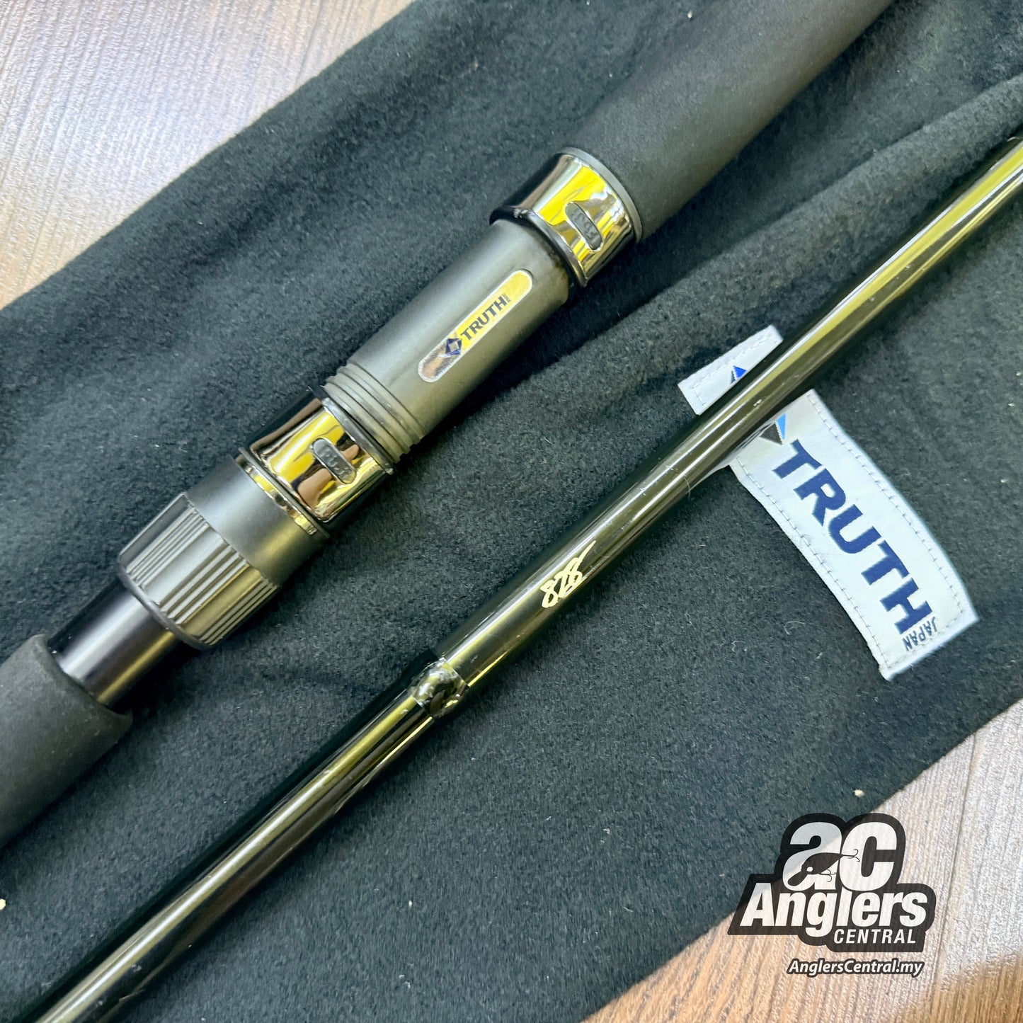 White Insight 828 (USED, 8.5/10) with rod bag/sleeve
