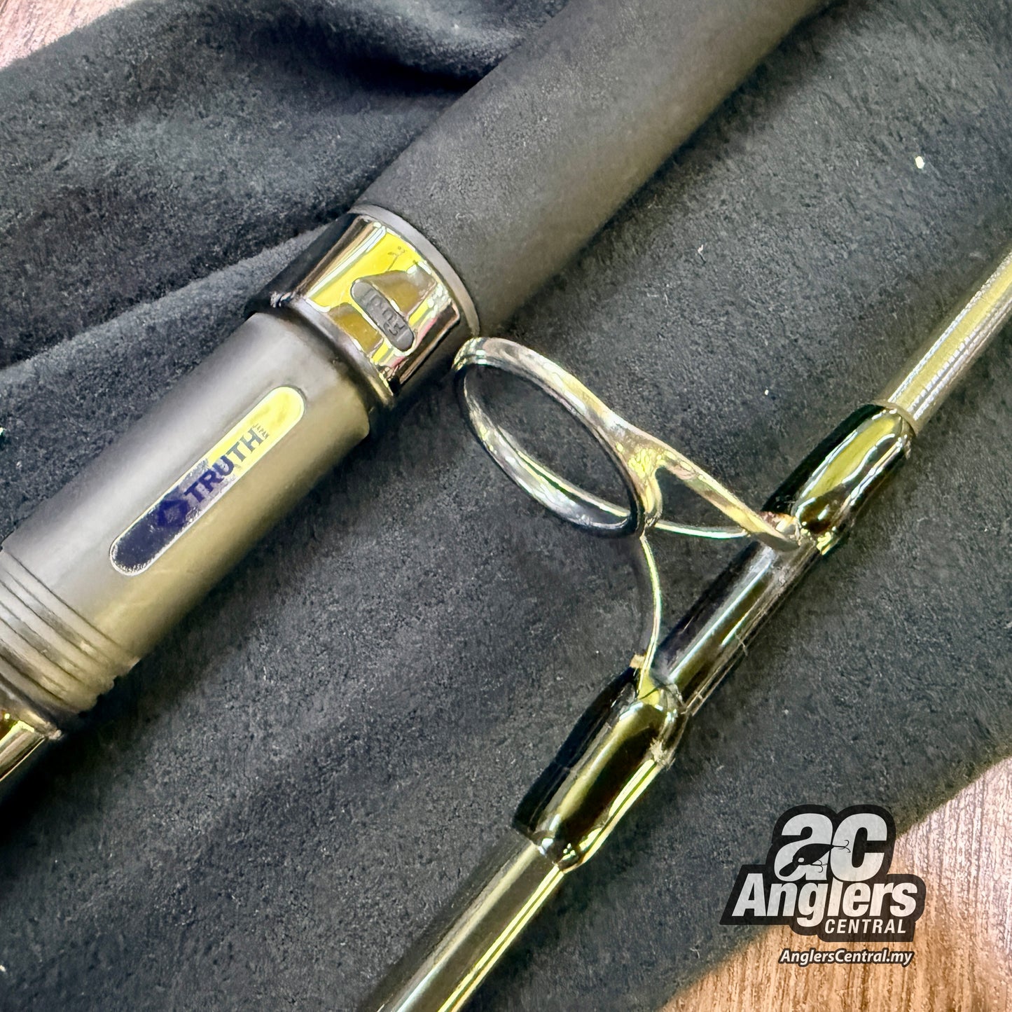 White Insight 828 (USED, 8.5/10) with rod bag/sleeve