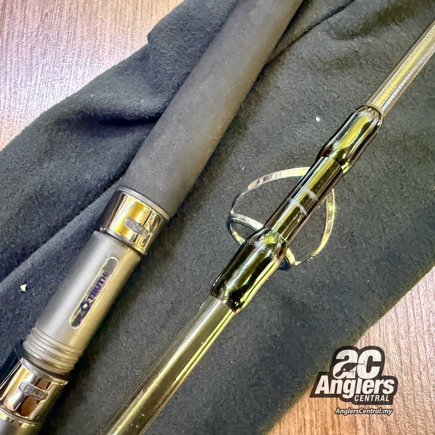 White Insight 828 (USED, 8.5/10) with rod bag/sleeve