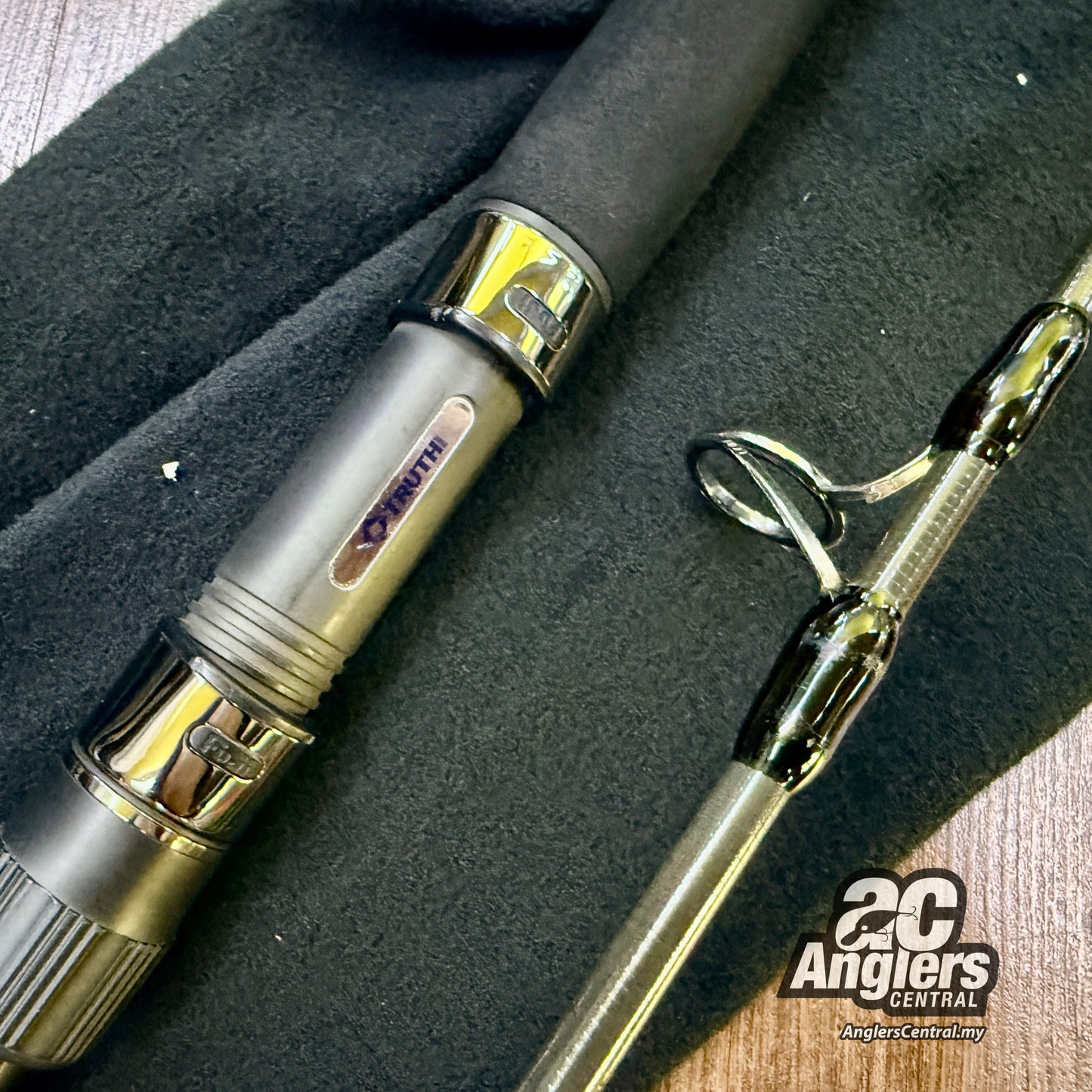 White Insight 828 (USED, 8.5/10) with rod bag/sleeve
