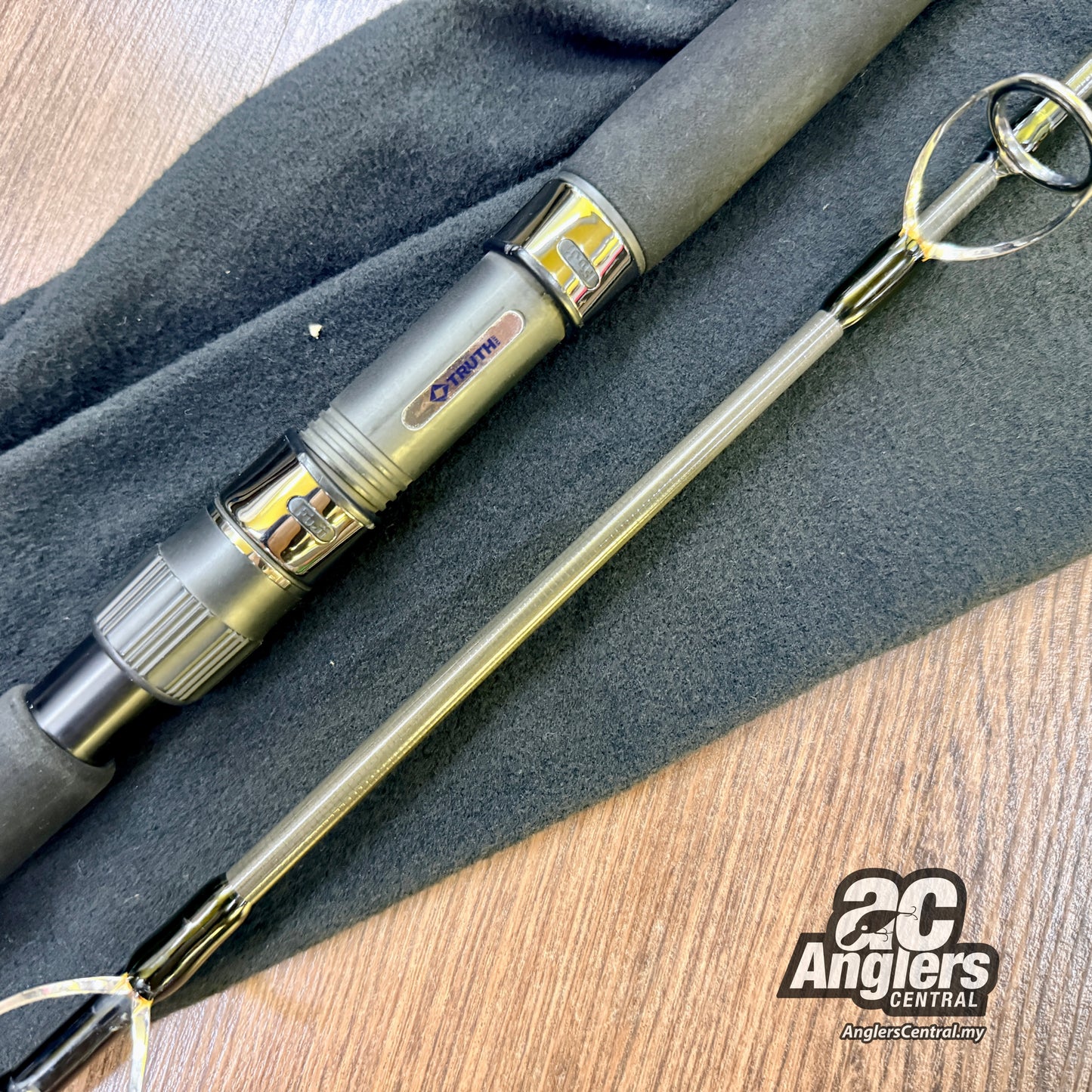 White Insight 828 (USED, 8.5/10) with rod bag/sleeve